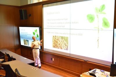 Rachael Dickenson 鈥�22 presents senior thesis on soybean cultivars during Honors Week.