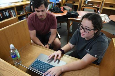 Two students doing undergraduate research at 麻豆区 Institute, a military college in Virginia.